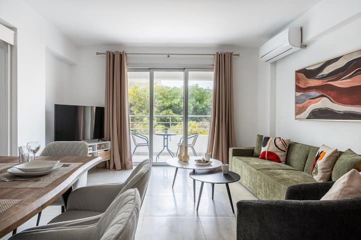 Kraken 2-BR Apartment by Makenzy Beach - Apartments for Rent in