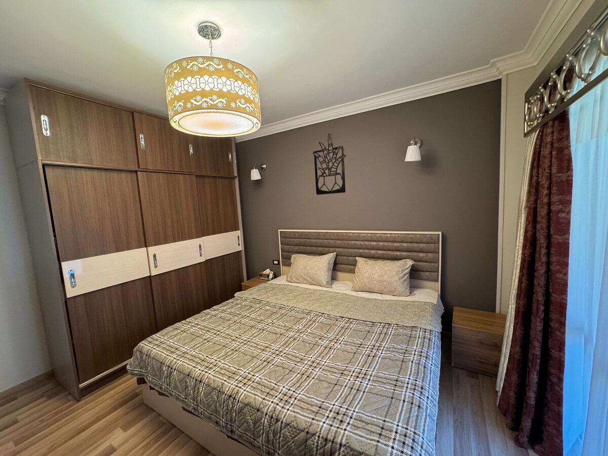 תיהנו מנוחות אולטימטיבית בחדר שינה מרווח עם מיטת קינג סייז מפוארת ומרפסת פרטית עם נוף מדהים. להתרווח בסטייל וליהנות מהנוף המדהים, כך שכל רגע מהשהייה שלכם יהיה מיוחד באמת.