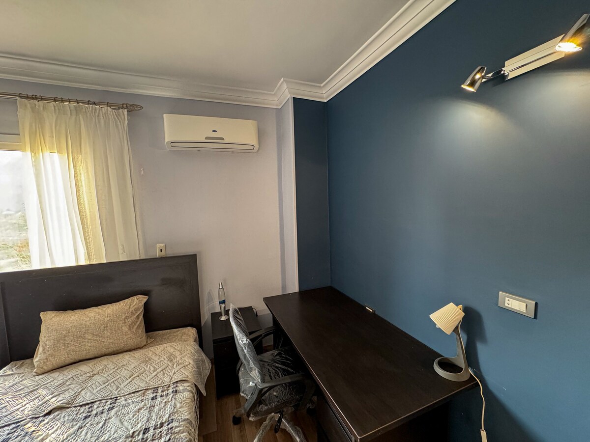 לעבוד או להירגע בחדר שינה מרווח ומואר הכולל שולחן עבודה אלגנטי וכורסה מפנקת לנוחות אולטימטיבית. בין אם אתם מטפלים במשימות או נרגעים עם ספר, המרחב המוזמן הזה נועד לפרודוקטיביות ולקלות.