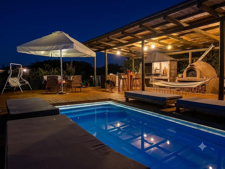 Private 3-Hectare Shelter: Outdoor Kitchen and Hot Tub