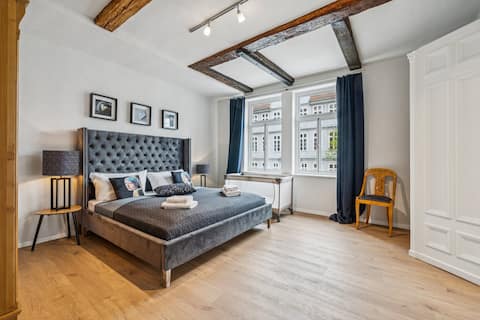 MEL&BENS Town Hall Suite | Old Town | Park option