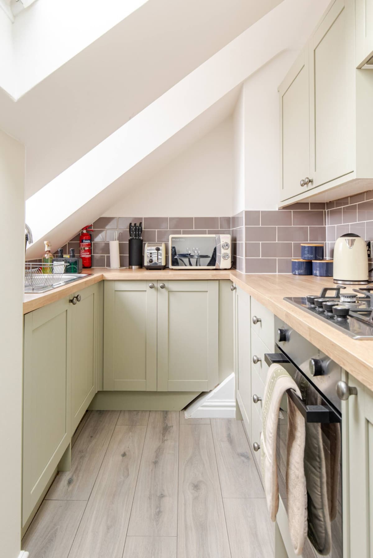 Central Reading apartment — kitchen