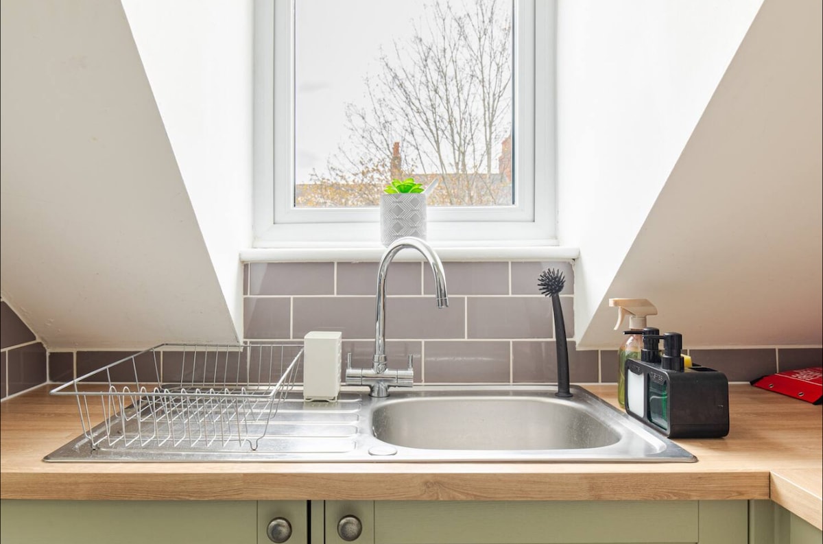 Central Reading apartment — bathroom
