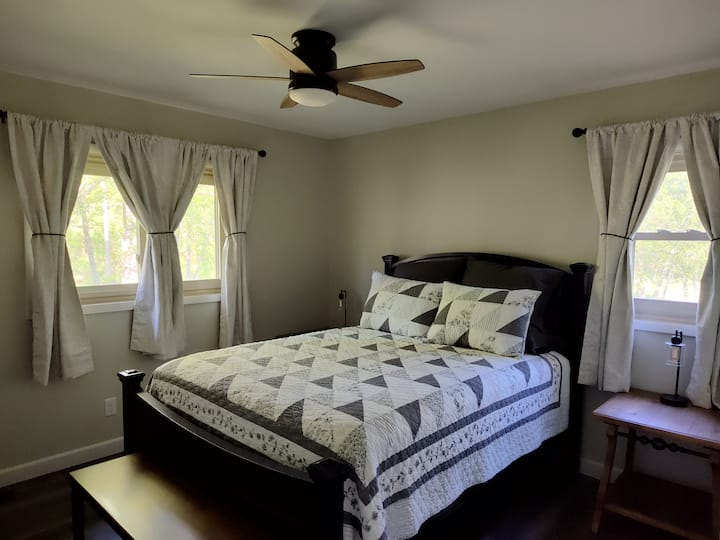 With two large closets and a beautiful queen bed, it’s just a few feet from the main bathroom 