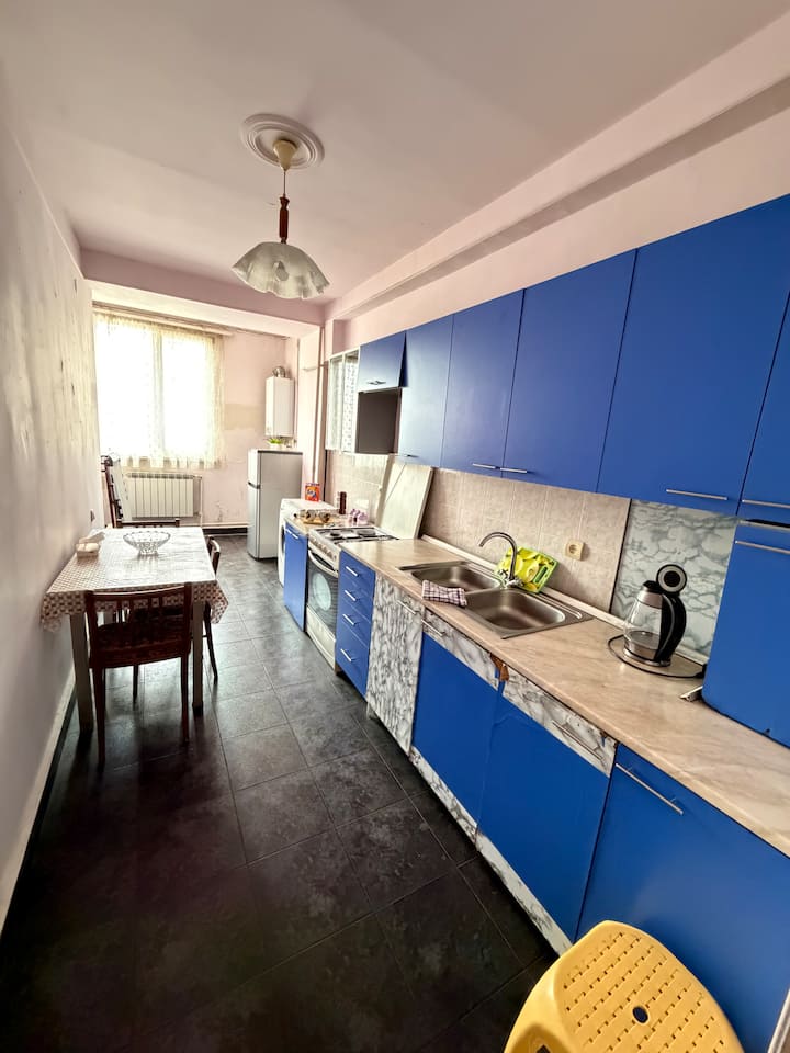 Prime Location: Stylish Flat With Balcony View - Yerevan