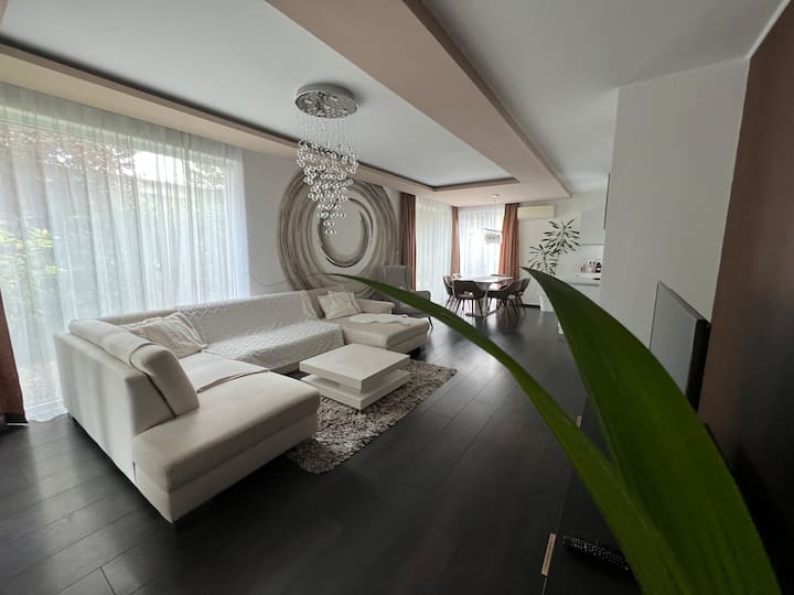 Lakeside Villa · Private Beach · 10min To Golf - Slovakia