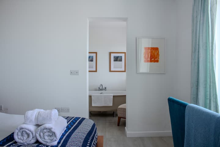 Skvelé miesto na rannú kávu s výhľadom na more a výbežok. 