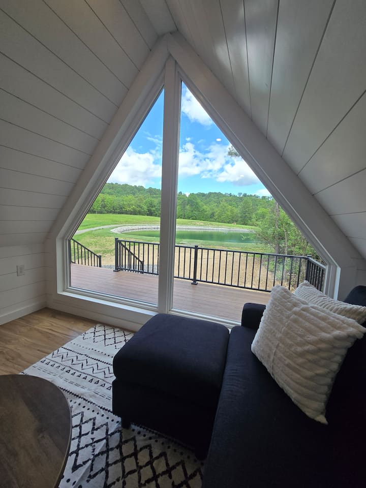 Peaceful Mountain Getaway, Hot Tub, King Bed - 리버풀