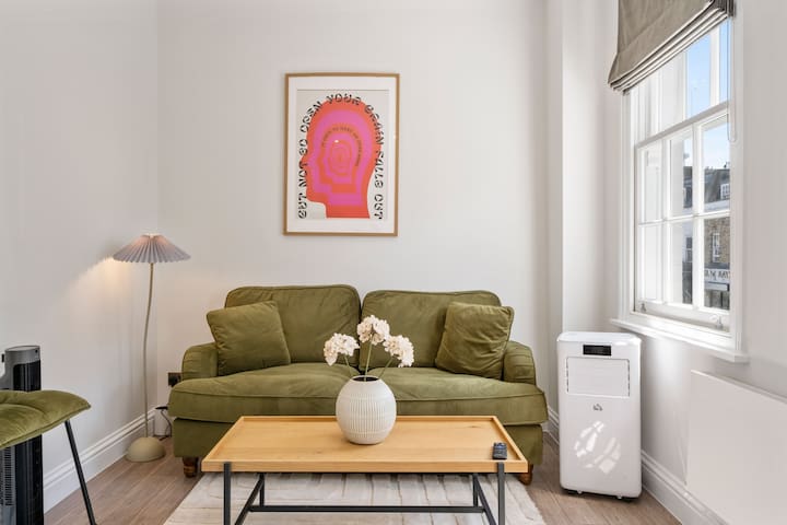 Stylish 2BR Townhouse in Pimlico