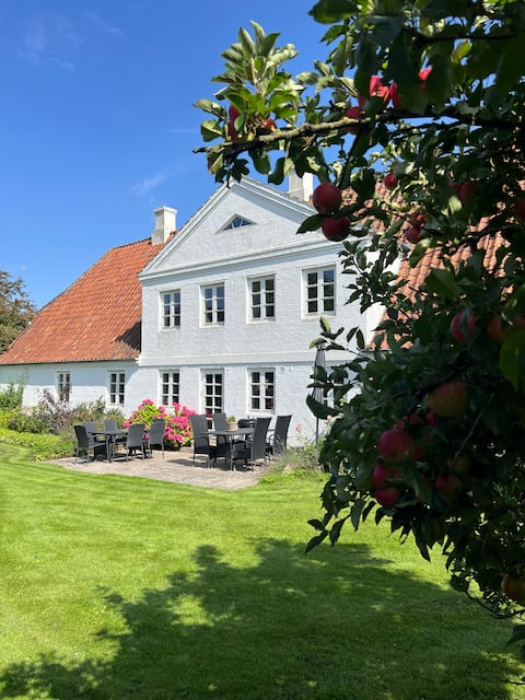 Charming 250-m² farmhouse dating from 1820.