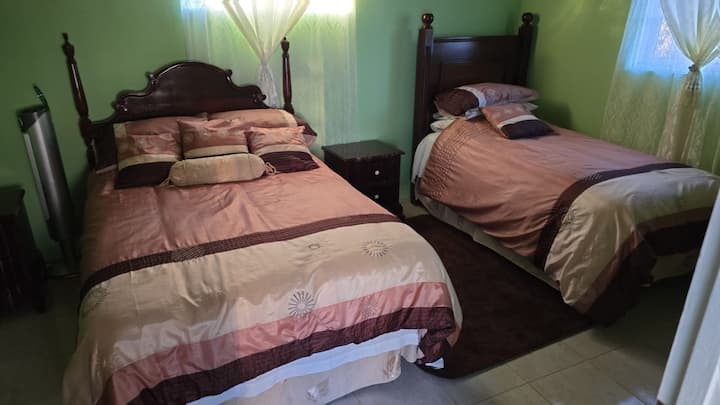 Water Lily Cottage - יחידת חדר שינה אחת נעימה זו כוללת מיטה זוגית אחת ומיטת יחיד אחת. יש גם יחידת מיזוג אוויר, טלוויזיה חכמה, מטבח מאובזר וארון.