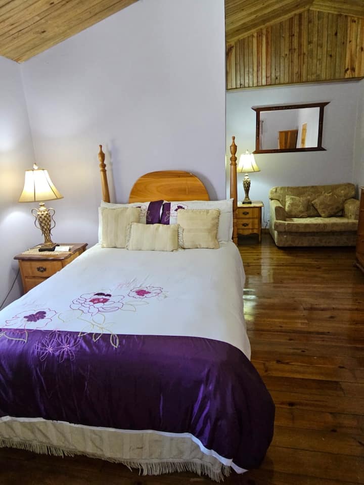 קוטג' לבנדר - תרגישו בנוח ותירגעו בבית הנוח הזה הכולל מיטה זוגית, ריצוף פרקט, מזגן, חדר רחצה פרטי צמוד, טלוויזיה חכמה ושירות Wi-Fi מהיר. 