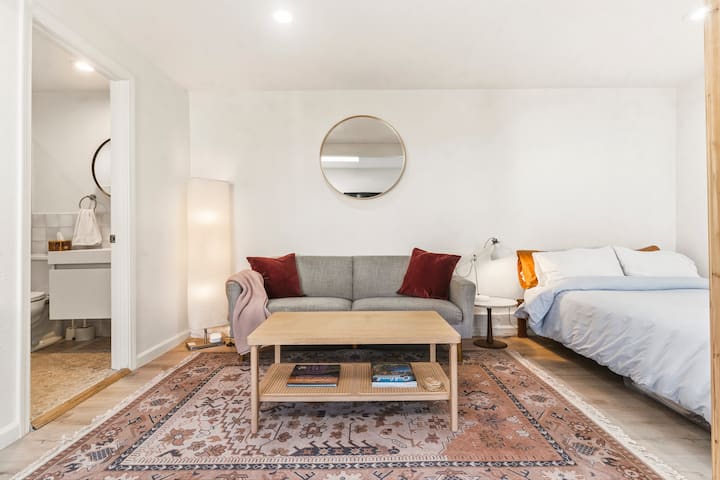 Cactus Casita: Bright Highlands Studio With Sauna - Oakland, CA