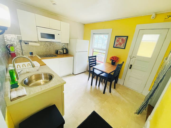 Prime & Precious Location/the Cozy Red House #1 - Charlottetown