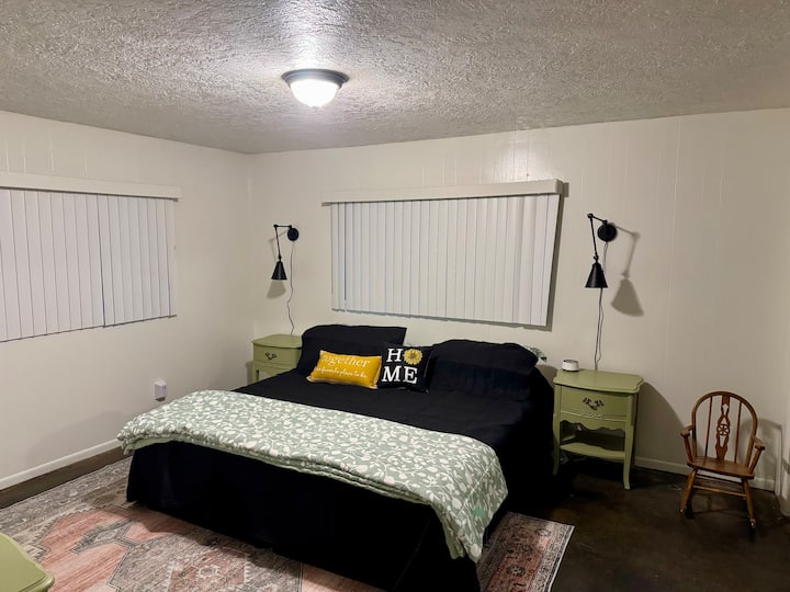 El dormitorio #1 tiene un tema de abejas. Como los propietarios son apicultores, queremos darte la bienvenida a nuestra colmena. 

Cama tamaño king. Almohadillas para dormir para el piso si tienes niños pequeños. 

Armario enorme con una silla alta y mantas adicionales.