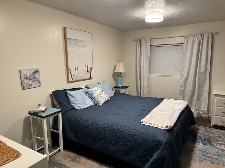 Habitación número 2. 
Tiene una cama tamaño king y espacio de trabajo. Un espejo de tamaño completo, un ritmo pequeño para que la ropa cuelgue

Esta habitación te da una sensación de relajación con el arte costero. Colores suaves con conchas marinas y tablas de surf. Texturas que te ayudan a relajarte y descansar