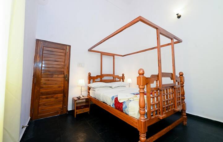 Bedroom 1 image 4
