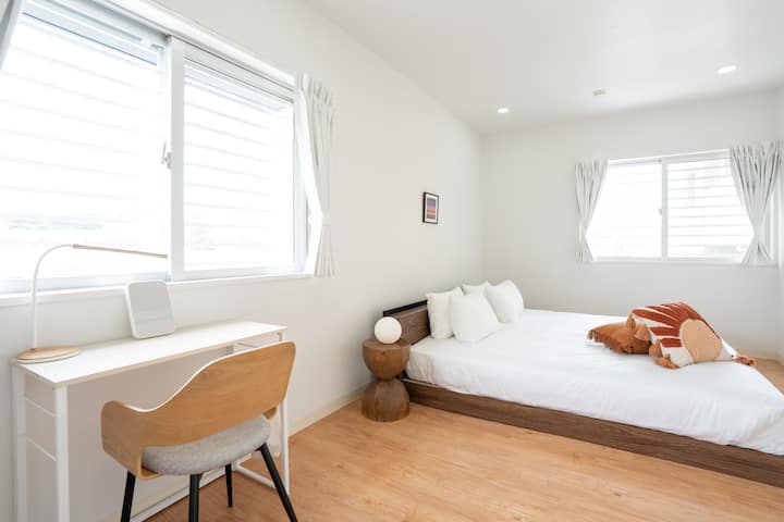 Креветите се брачни со две близначки.Видот на кревет е низок, па затоа е безбеден за мали деца.