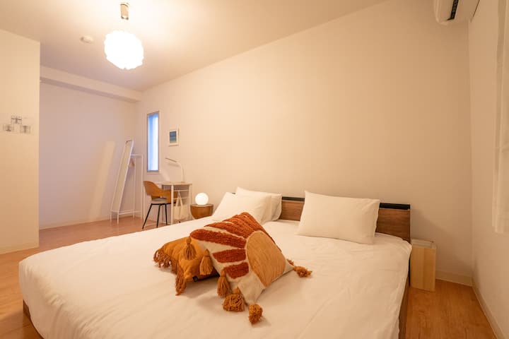 Креветите се брачни со две близначки.Видот на кревет е низок, па затоа е безбеден за мали деца.