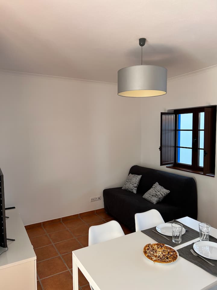 Canapé et coin repas fermés.