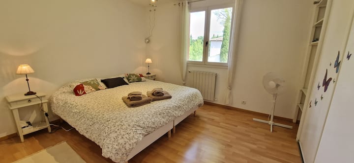 Spálňa sa nachádza na 1. poschodí.
Z okna je výhľad na záhradu pri bazéne. 
Klimatizované s úložnými priestormi pre firmy (šatník a zásuvky) 