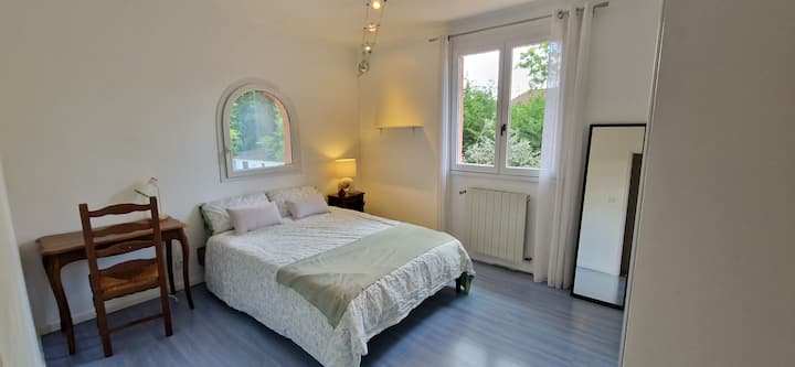 Spálňa sa nachádza na 1. poschodí. Táto izba je v pravom rohu domu, jedno okno má výhľad na záhradu na strane bazéna a druhé na pravú stranu so stromami.
Klimatizované s úložnými priestormi pre firmy (šatník a zásuvky) 