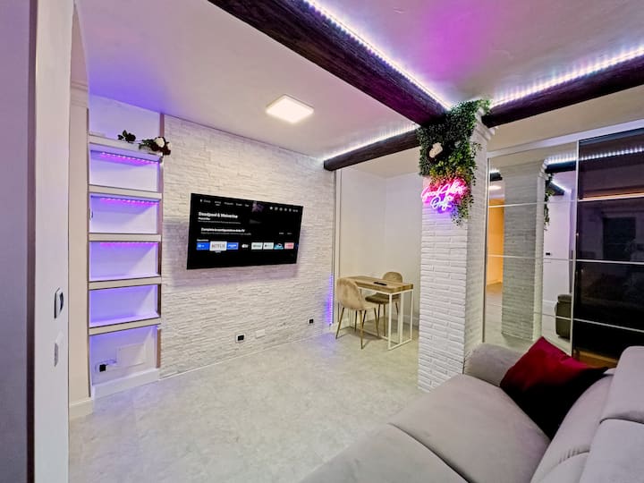 TV OLED 55" con abbonamento Netflix, Amazon Prime, Disney+, TimVsion inclusi.
Riscaldamento radiante infrarossi a pavimento e climatizzatore.
Illuminazione principale e secondaria personalizzabile