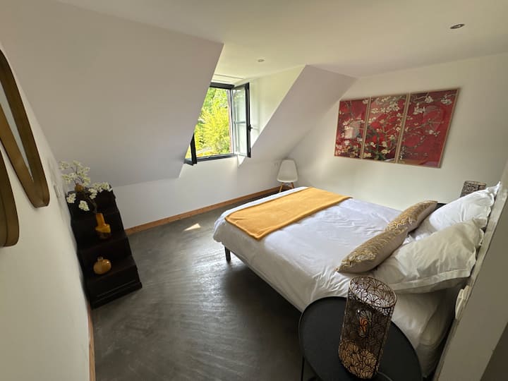 Голяма спалня с отделна съблекалня. Всички стаи имат изглед към градината и гората. Легло 160 см. Предоставят се нощни текстилни изделия и кърпи.