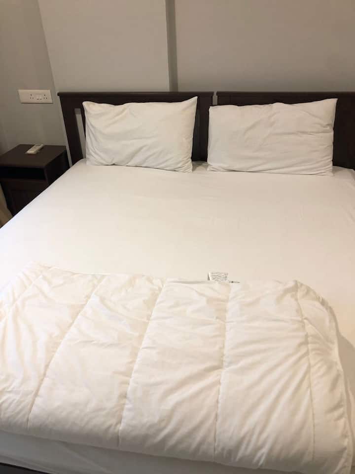 Მთავარ ოთახში არის ერთი საწოლი - 160X200 სმ, სადაც ორ ადამიანს შეუძლია კომფორტულად დაძინება. Დიდი ფრანგული ფანჯარა აივანზე გადის. Mitsubishi 1 ტონა კონდიციონერი კომფორტული ძილის უზრუნველსაყოფად. 