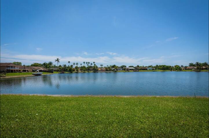 Biss Lauderhill waterfront gallery image 5