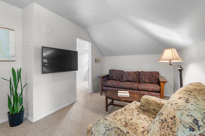 Walkable Upstairs Unit In Columbia Falls - Montana