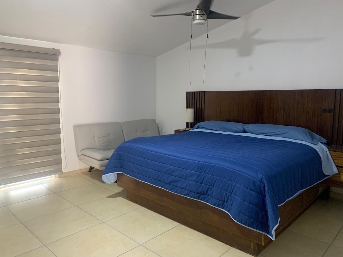 سرير بحجم كبير وسرير أريكة 