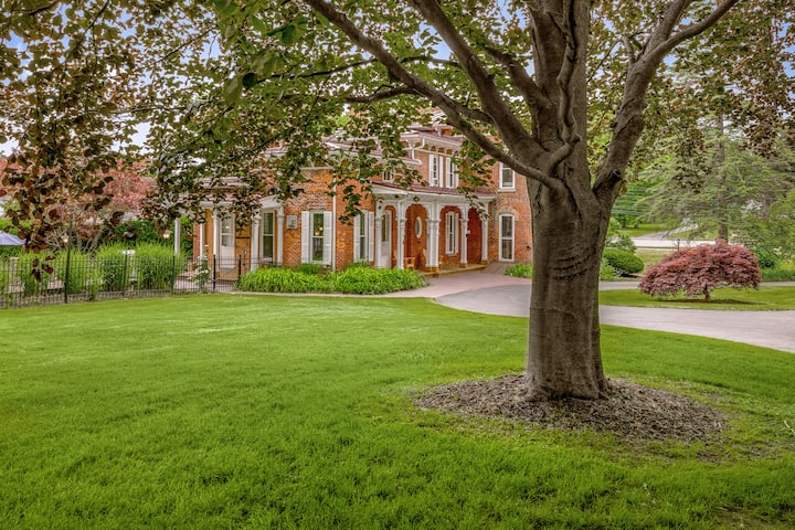 不動産投資　アメリカ不動産　ゲストハウス　Airbnb トランクルーム　17冊 Highlands Castle overlooking Lake George (+2 more) - Airbnb