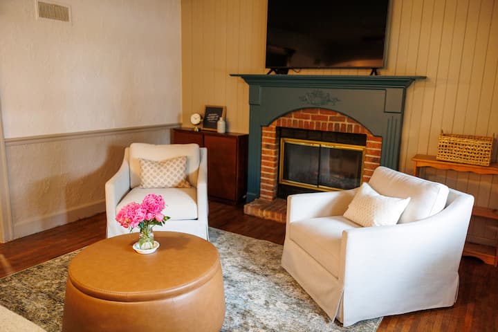 The Cozy Cottage On Main Street - Middlebury, IN