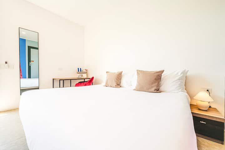 ლოფტში დაგხვდებათ საპატიო საწოლი, რომელიც გადაკრულია პრემიუმსახარისხის ზეწრებით და აქვს 12‑შრიანი მატრასი.