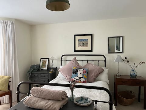 Birdcage: Central, quiet, 2-beds, patio, parking