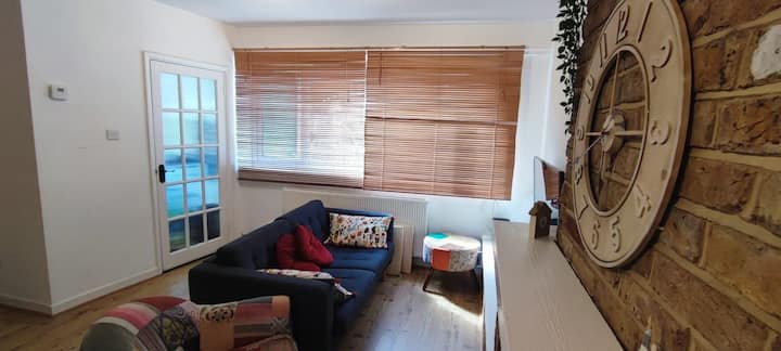 Spacious 3-bed, Patio | By River & Hampton Court! - Hounslow