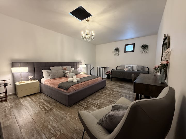 ✨ King Suite Serenity✨


A bright, spacious retreat featuring a luxurious king-size bed, private bathroom, and walk-in closet. Designed for deep rest after long days wandering cobblestone streets.