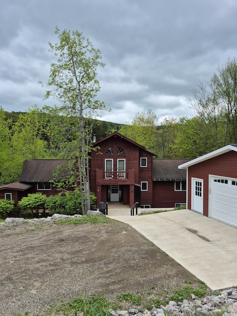 Spacious Duplex with 7 Bedrooms (2 separate units)