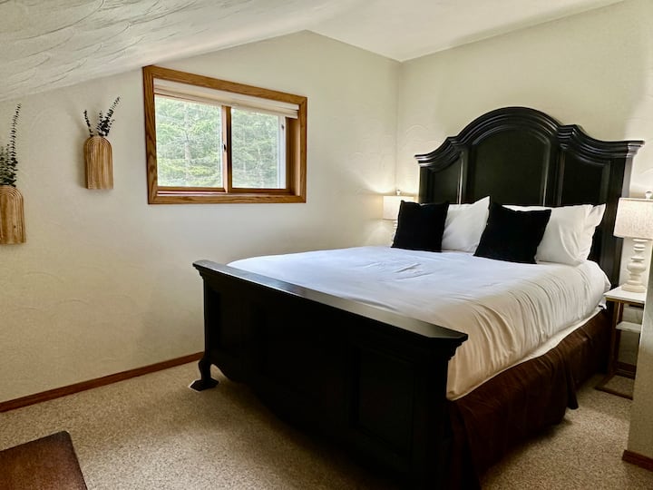 غرفة نوم كوين مع إطلالة على الطبيعة.