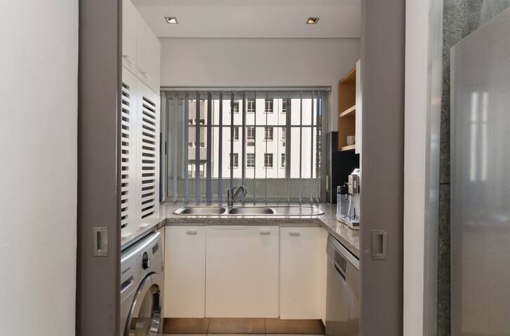 Pool! 2 min To V&A, Self Check-in, Secure Parking gallery image 5