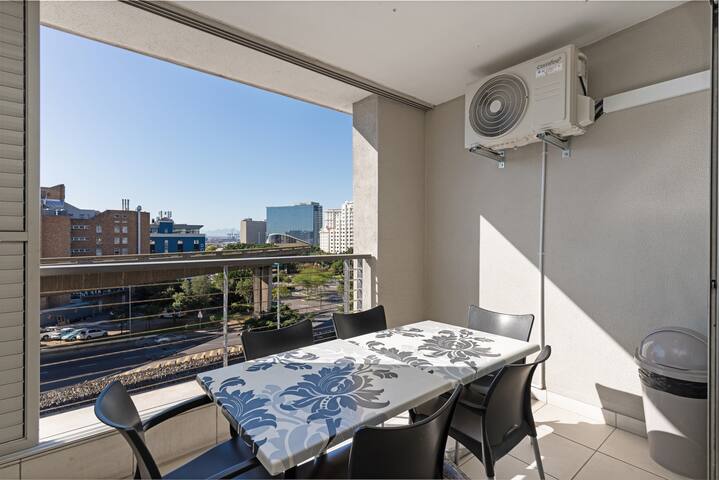 Pool! 2 min To V&A, Self Check-in, Secure Parking gallery image 2