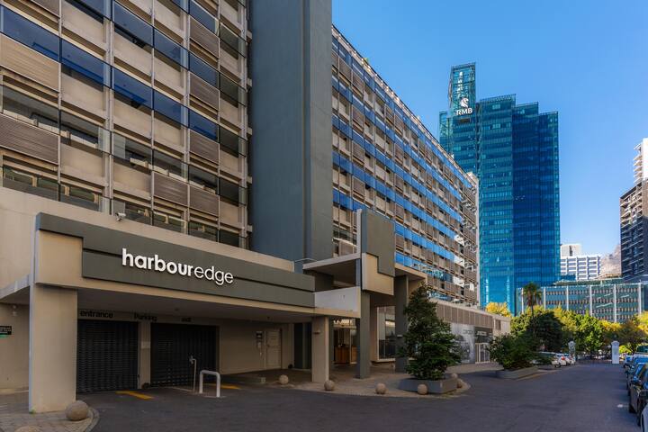 Pool! 2 min To V&A, Self Check-in, Secure Parking gallery image 4