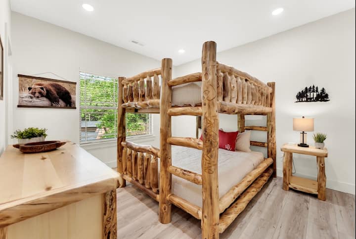 Cama tamaño queen sobre una litera tamaño queen