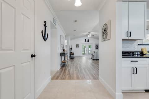 Top Airbnb: The Dive Locker-5min to Beach in Upper Grand Lagoon