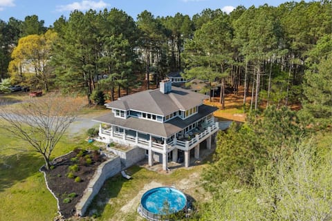 Spacious Modern Retreat - Evergreen Terrace