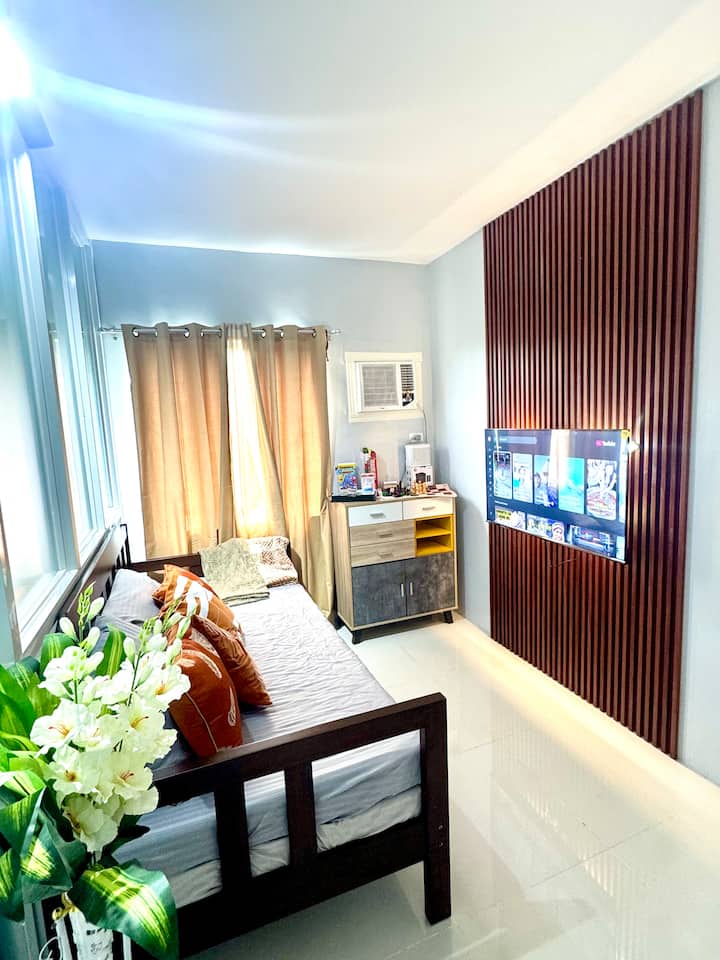 我们的客厅设有带单人床垫的日光浴床。 房源还提供备用单人床垫，房客可以轻松拉出并使用。 