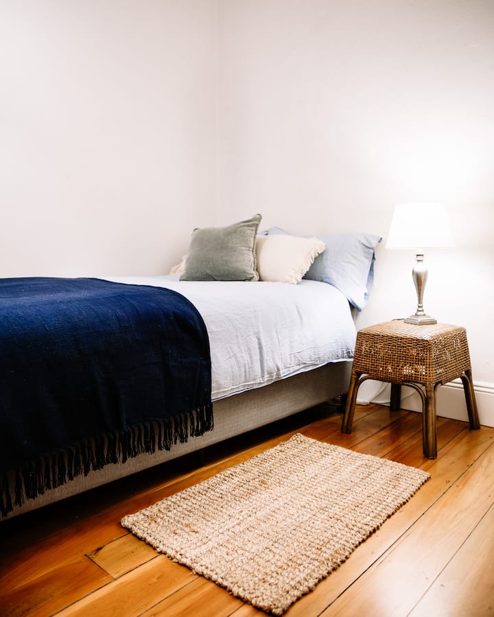 Samostatná manželská posteľ v spálni 4 – nachádza sa v centre domu. Ideálny priestor pre tínedžerov alebo jednotlivcov. Je tu dosť miesta na prístelku, ak cestujete s dieťaťom.