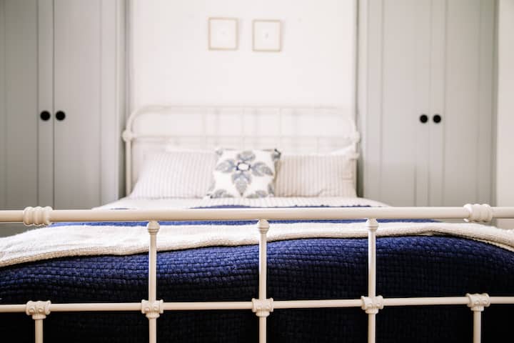 Spálňa 2 s manželskou posteľou sa nachádza v prednej časti domu