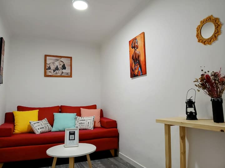 Recycled two-room apartment in Monserrat
